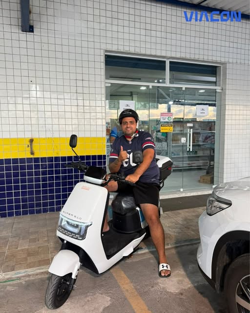 Cliente saindo da Viacon com scooter elétrica