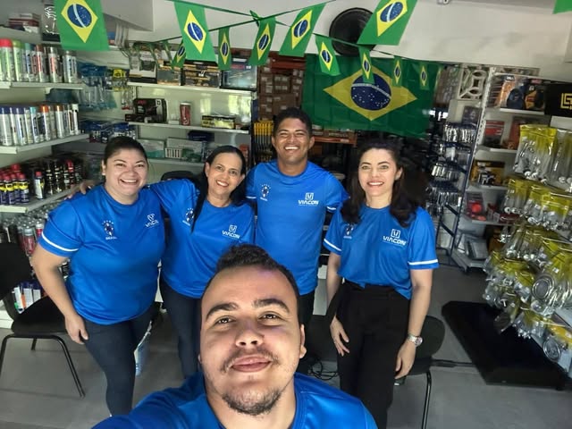 Equipe da Viacon uniformizada dentro da loja