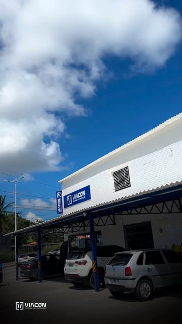 Fachada da loja Viacon com estacionamento coberto